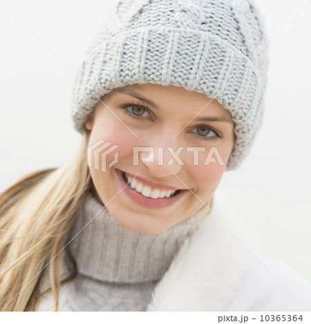 Portrait of young woman in winter clothing Portrait of young woman in winter clothing 10365364