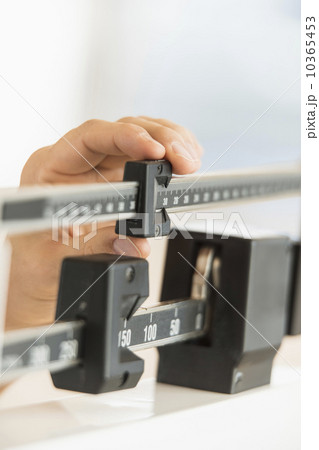 Hand adjusting weight scales 10365453
