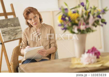 Woman sketching flowers 10365639