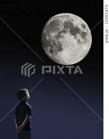Boy (4-5) looking at full moon 10365870