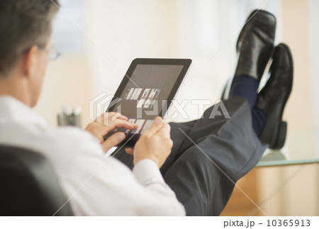 Man using tablet pc Man using tablet pc 10365913