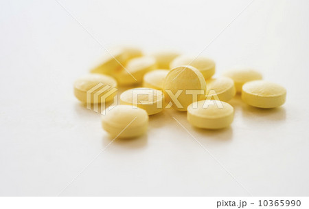 Yellow pills, studio shot 10365990