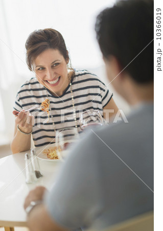 Couple eating spaghetti 10366019