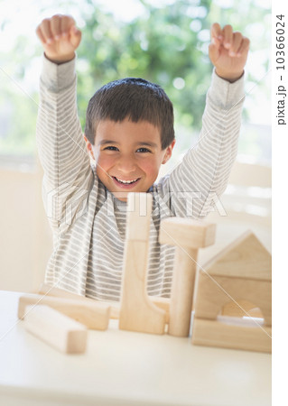 Boy (6-7) playing with toy blocks 10366024