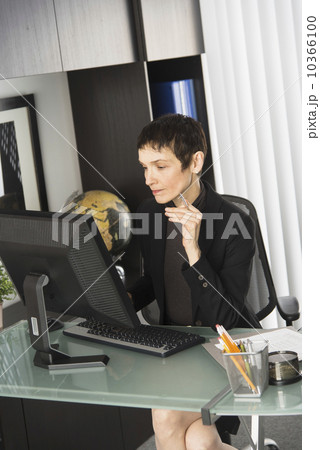 Businesswoman working at desk 10366100