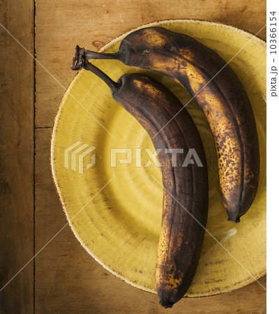 Still life with rotting bananas  10366154