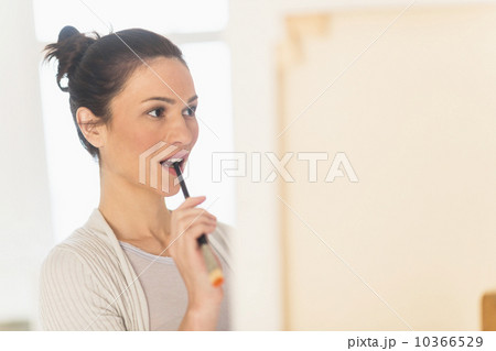 Woman painting at easel 10366529