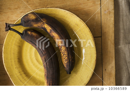 Still life with rotting bananas  10366589
