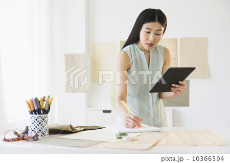 Business woman using tablet pc Business woman using tablet pc 10366594