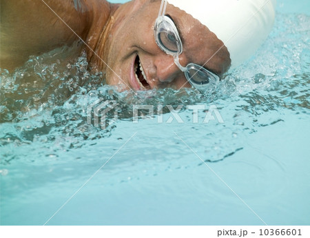 A male swimmer 10366601