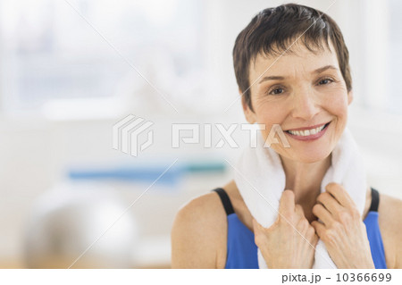 Portrait of mature woman in gym 10366699