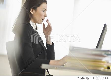 Businesswoman using computer 10366711
