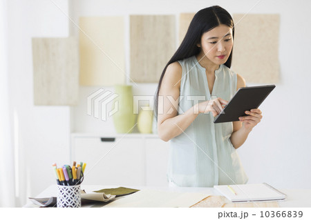 Business woman using tablet pc 10366839