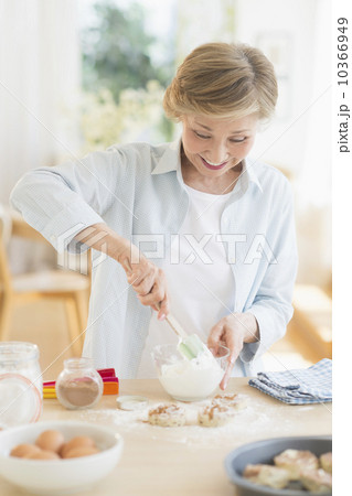 Senior woman cooking in kitchen 10366949