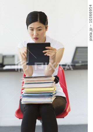 Businesswoman using tablet pc 10366954