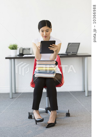 Businesswoman using tablet pc Businesswoman using tablet pc 10366988