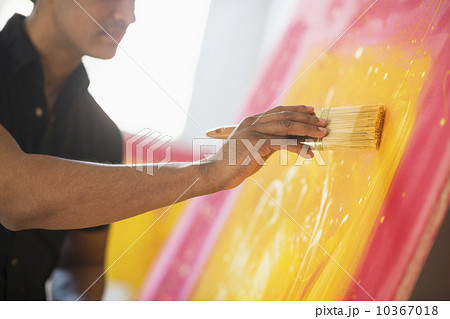 Man painting in studio 10367018