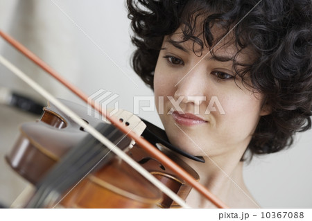 Woman playing the violin 10367088