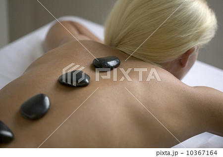 Woman receiving a hot rock treatment 10367164