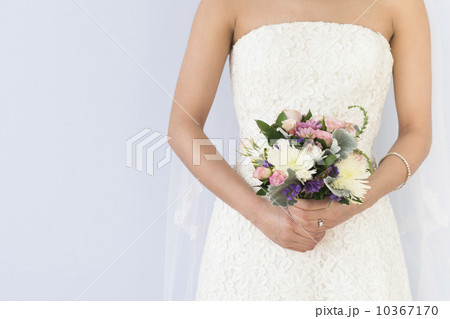 Bride in veil holding bouquet Bride in veil holding bouquet 10367170