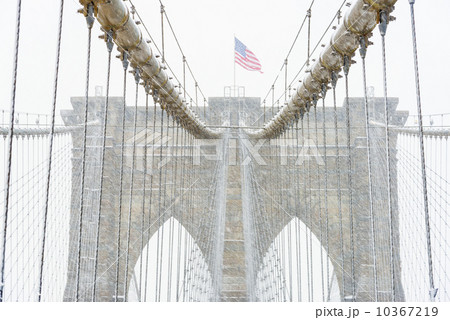 Brooklyn Bridge in winter 10367219