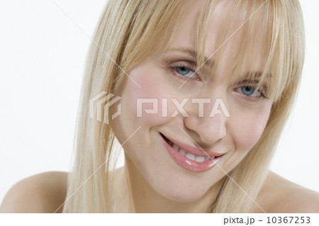 Head and shoulders of smiling woman 10367253
