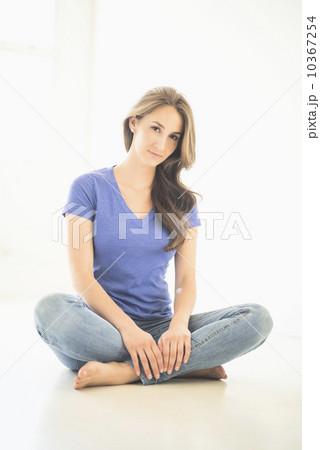 Portrait of young woman sitting on floor 10367254