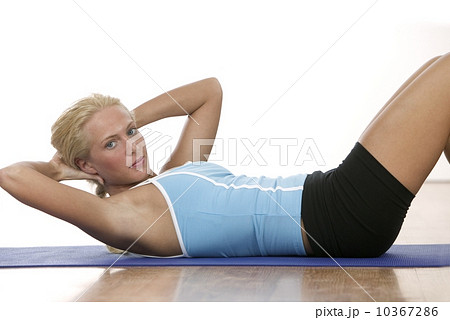 A young woman working out 10367286