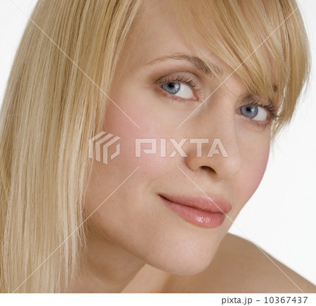 Headshot of blond woman looking sideways 10367437