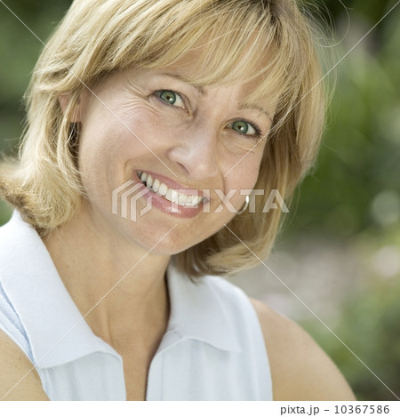 Portrait of a young woman 10367586