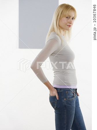 Woman with hand in back pocket 10367846