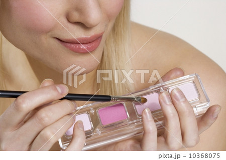Woman's hands with cosmetics and brush Woman's hands with cosmetics and brush 10368075