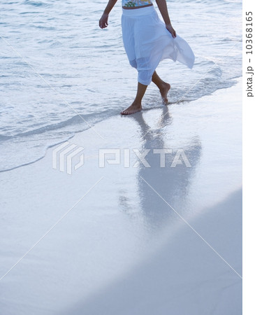Woman strolling the beach Woman strolling the beach 10368165