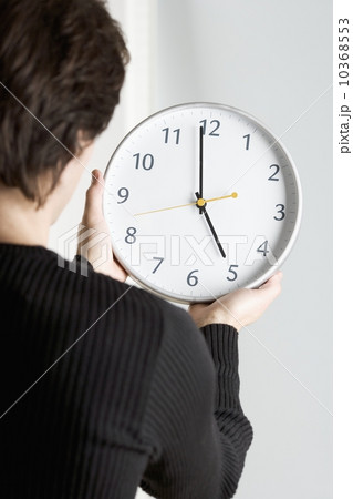 Man from behind holding clock Man from behind holding clock 10368553