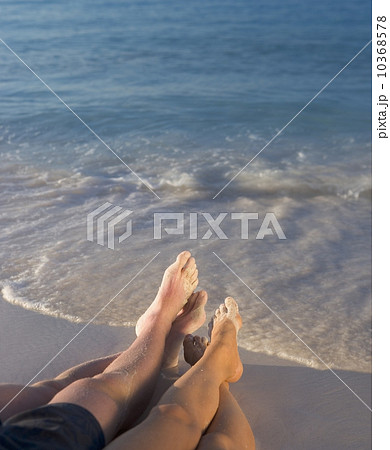 Couple relaxing on beach 10368578