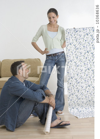 Couple decorating their home 10368636