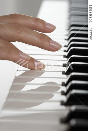 Fingers playing piano 10368681