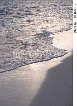 Deserted beach scene 10368687
