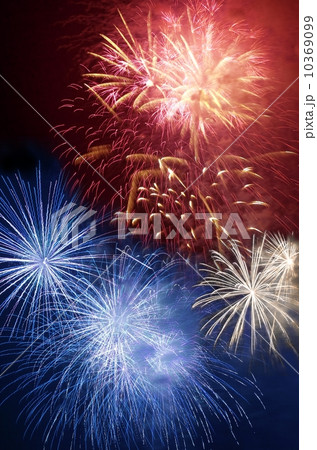 Fireworks in the night sky 10369099