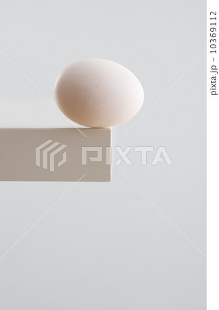 Egg on edge of table 10369112