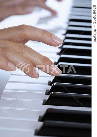 Fingers playing piano 10369429