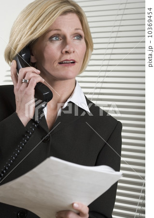Businesswoman on the phone 10369454