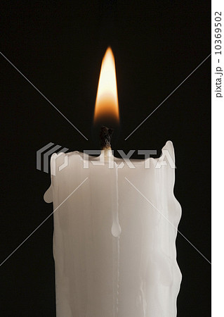 Closeup of a burning candle 10369502