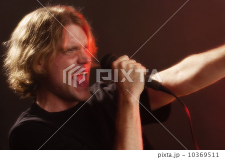 Man singing into microphone 10369511
