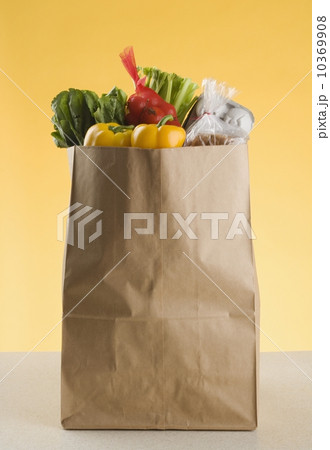 A full bag of groceries 10369908