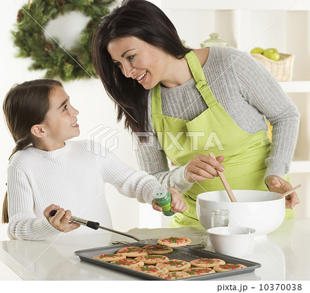 Mother and daughter baking Christmas cookies 10370038