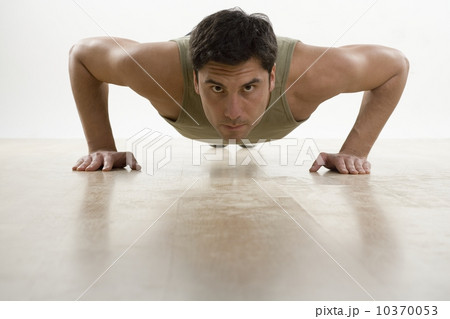Man doing pushups 10370053