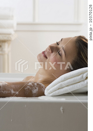 Woman relaxing in bathtub Woman relaxing in bathtub 10370126