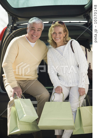 Senior couple with shopping in bags Senior couple with shopping in bags 10370148