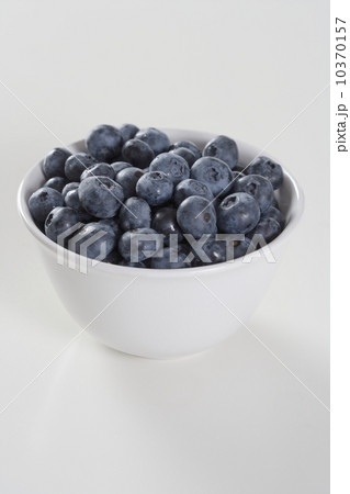 Still life of bowl of blueberries 10370157